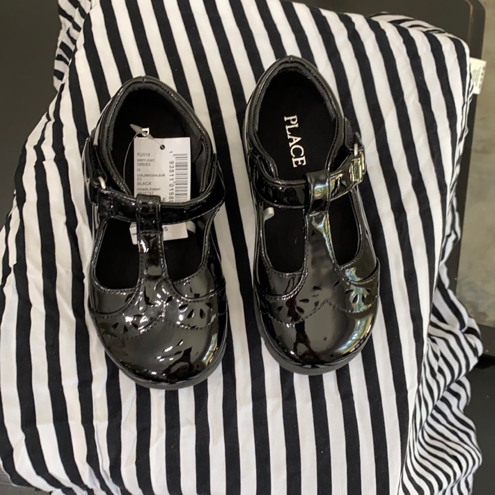 Black patent t-strap dress shoes 8T